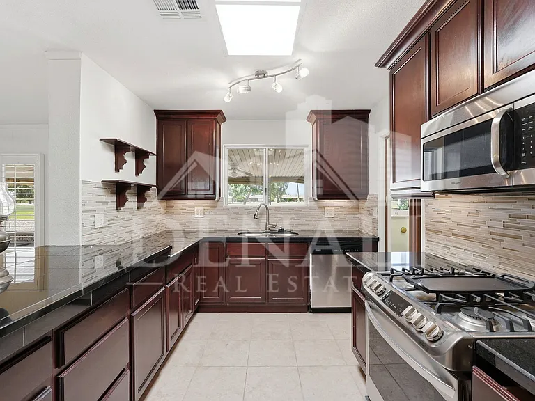 10747 W Hope Dr — Photo 8