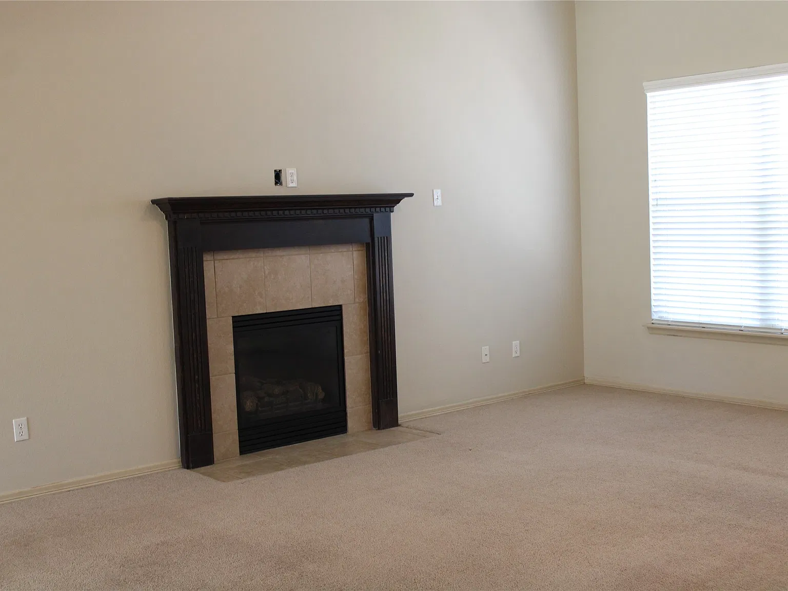 3 bed, 2.0 bath, 1727 sqft, $1,795 — Photo 3
