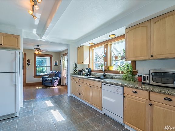 4th image of 814 S 72nd St