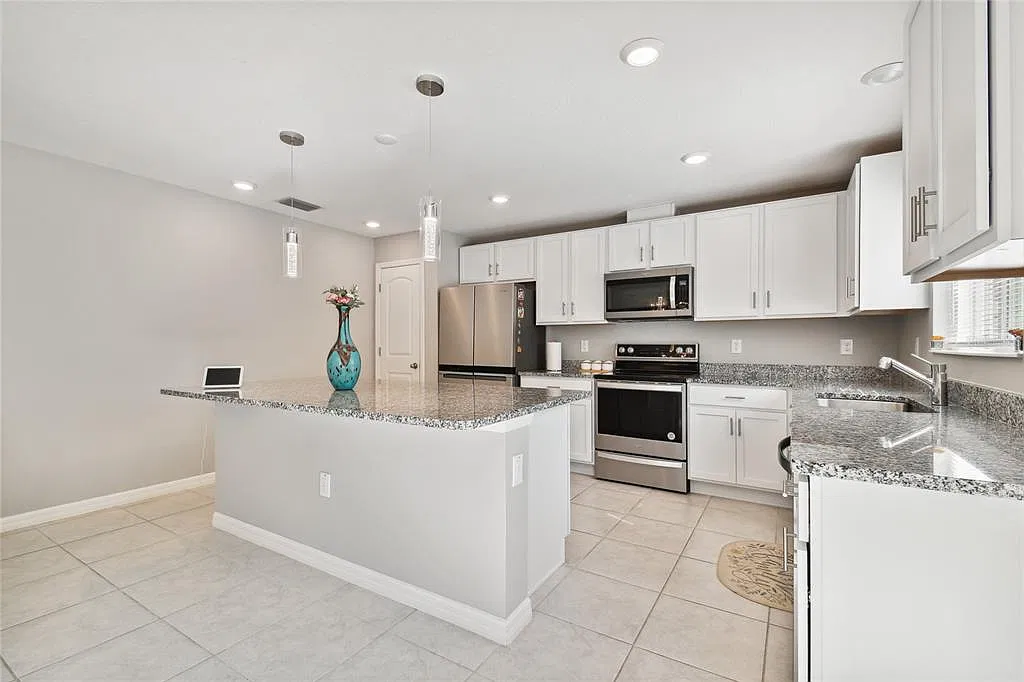5 bed, 3.0 bath, 2668 sqft, $3,100 — Photo 3