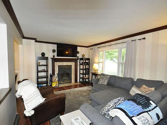 3rd image of 1336 Matthews Ln