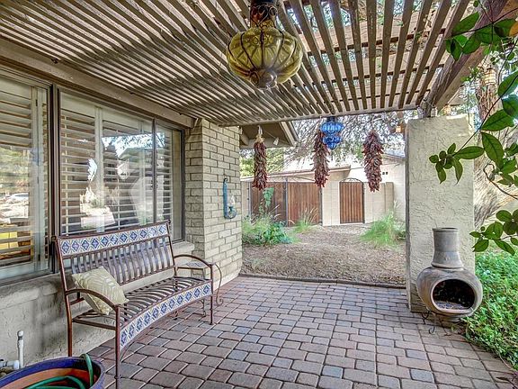 3rd image of 340 W Pacifico Cir
