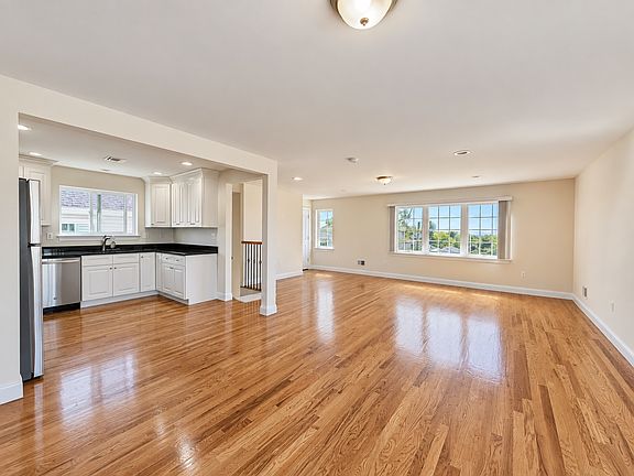 3rd image of 501 Gower St #2