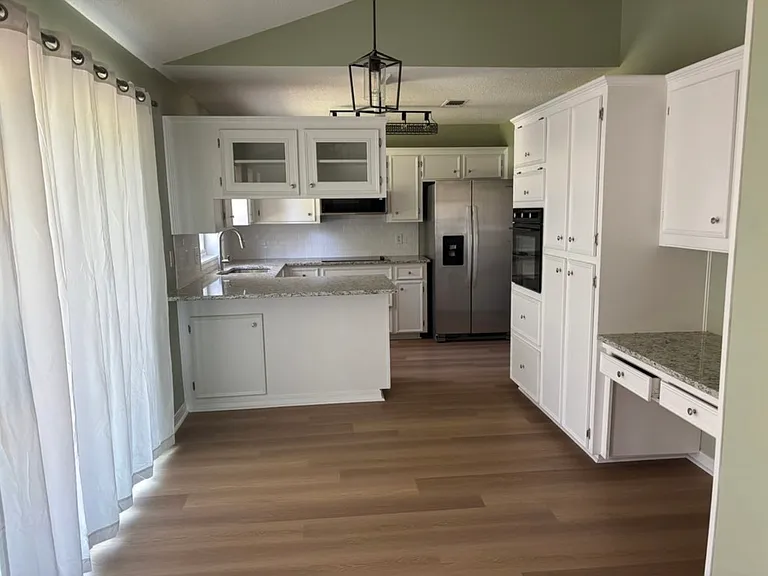 211 Stonecliff Dr — Photo 4