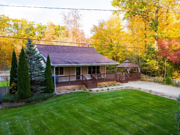 14909 Hickory St, Spring Lake, MI 49456