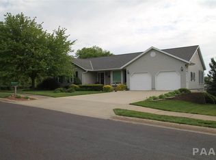 1930 Quail Hollow Rd, Pekin, IL 61554