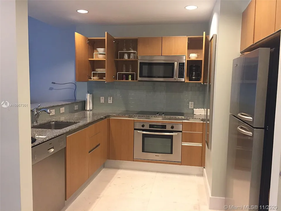 1050 Brickell Ave #1712