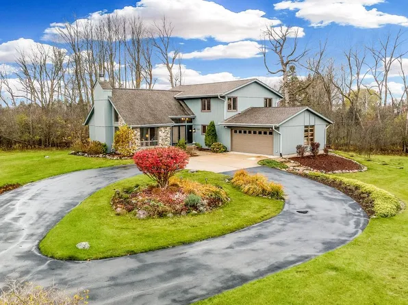 11537 North Pinehurst CIRCLE, Mequon, WI 53092