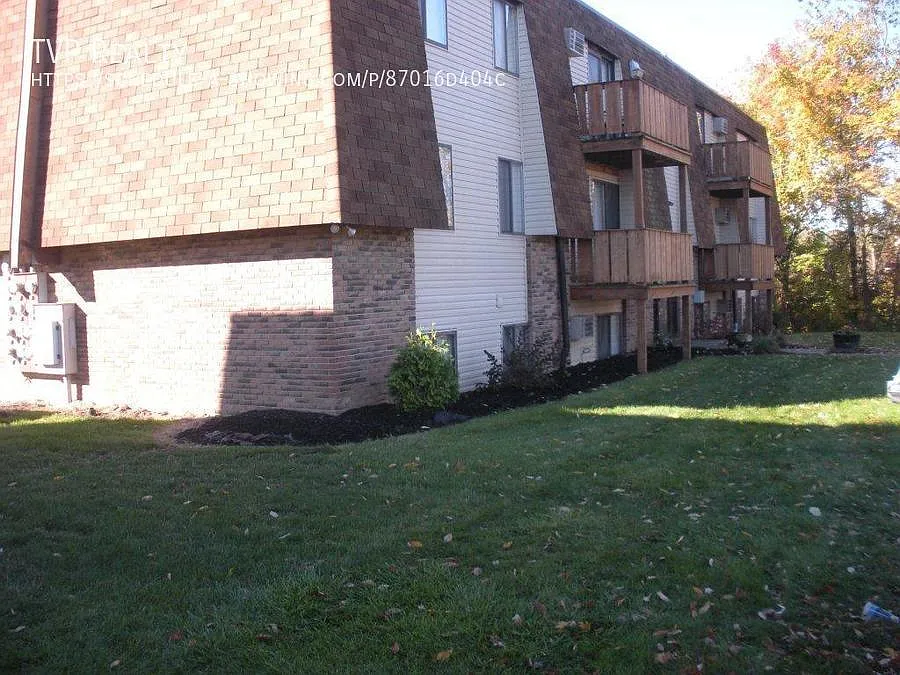 Spacious 1 bedroom apartment available now! Nearby Midway Mall, shops & dining! — Photo 4
