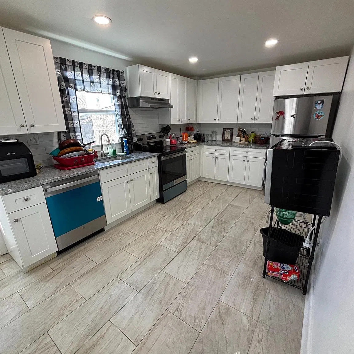 5 bed, 1.5 bath, 1870 sqft, $2,600 — Photo 4