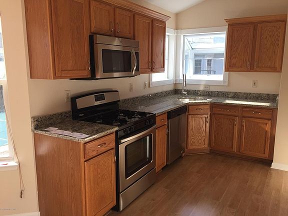 4th image of 1008 Wellington Ave