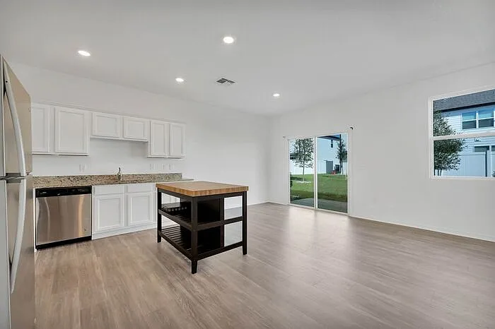 3 bed, 2.5 bath, 1404 sqft, $1,750 — Photo 4