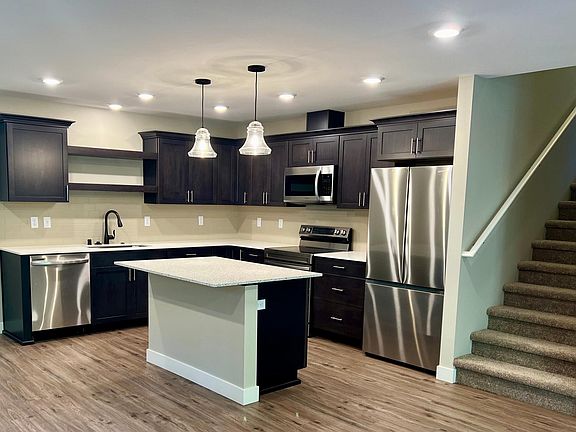 Brand new kitchen with fantastic appliances.