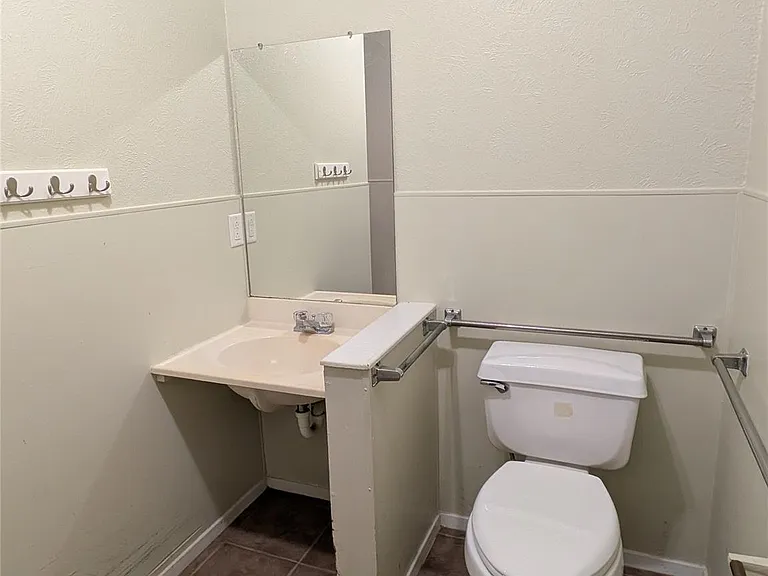 1507 Earle St — Photo 7