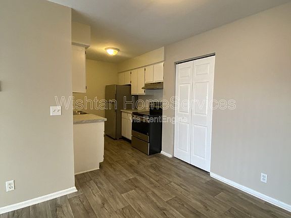 5th image of 202 Charleston Blvd #1