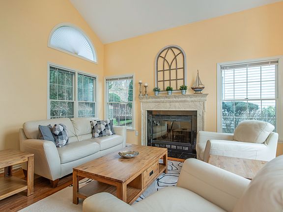 SUNNY & BRIGHT LIVING ROOM I
