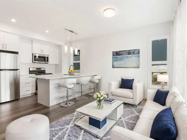 2117 E 81st St SW #4, Calgary, AB T3H 6E8