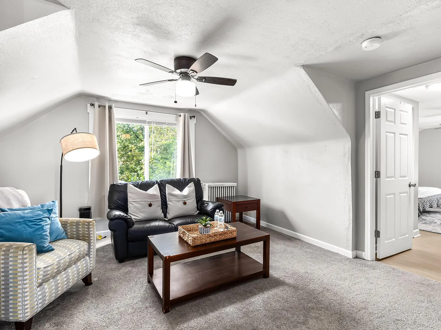 2 bed, 1300 sqft, $4,200 — Photo 2