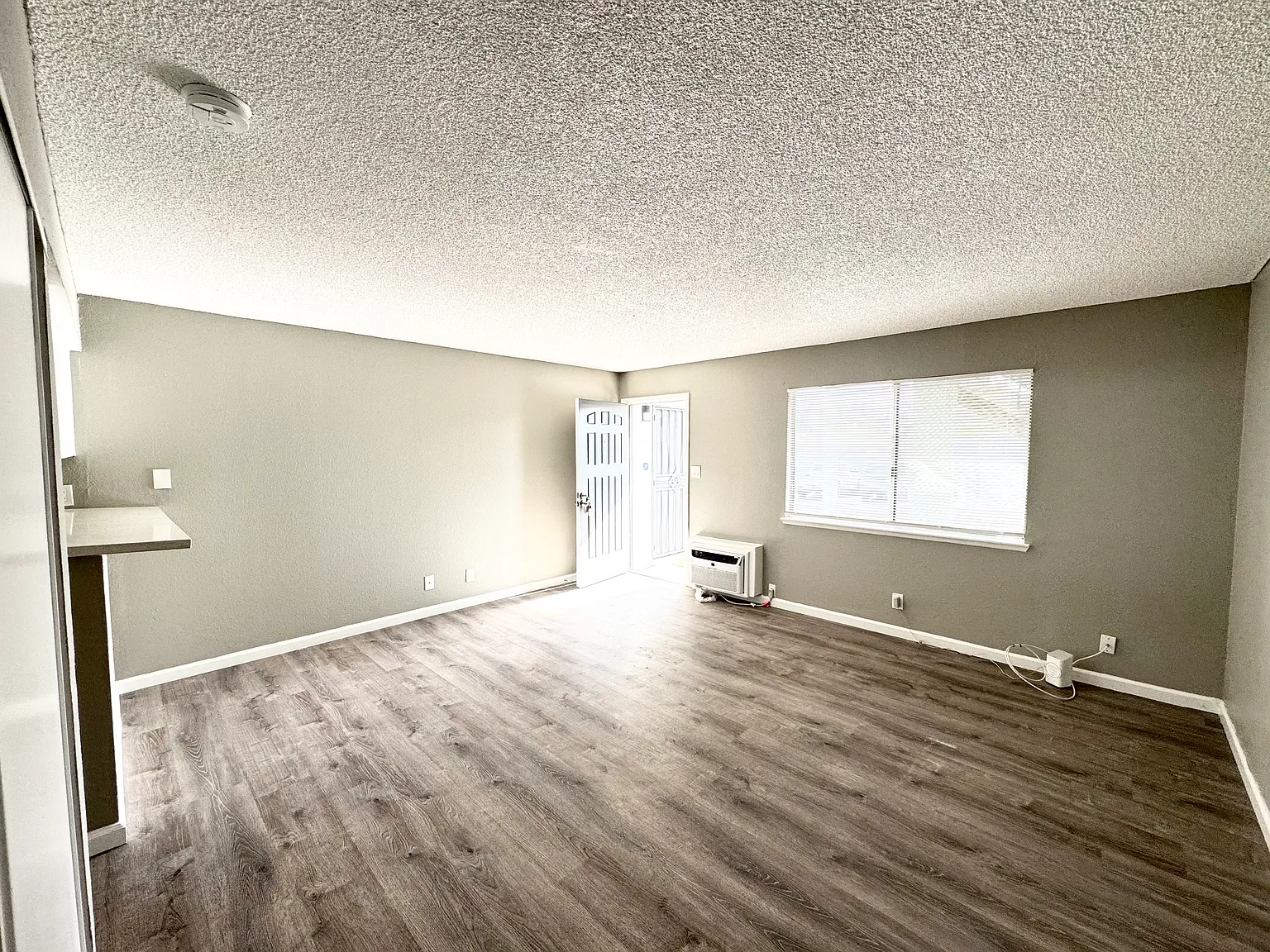 Studio, 400 sqft, $801 — Photo 2
