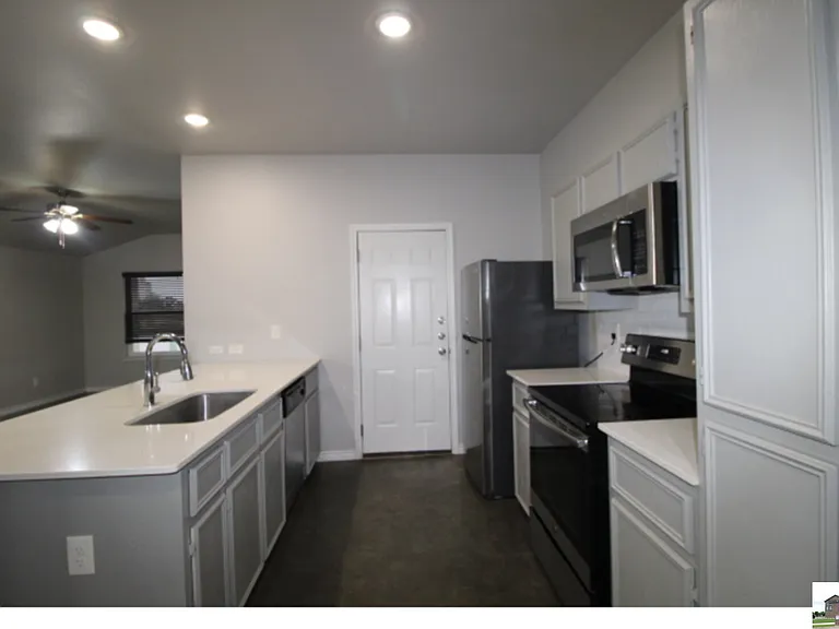 300 Lowes Blvd #B — Photo 8