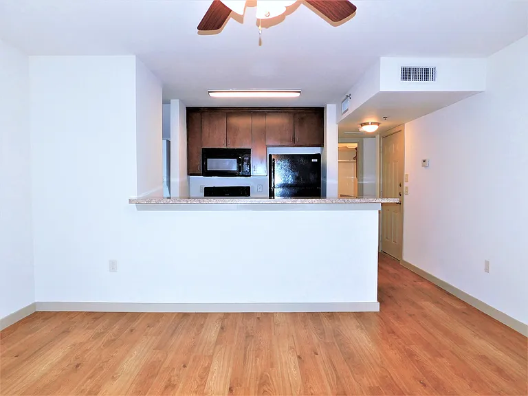 1512 N Elm St #302 — Photo 6