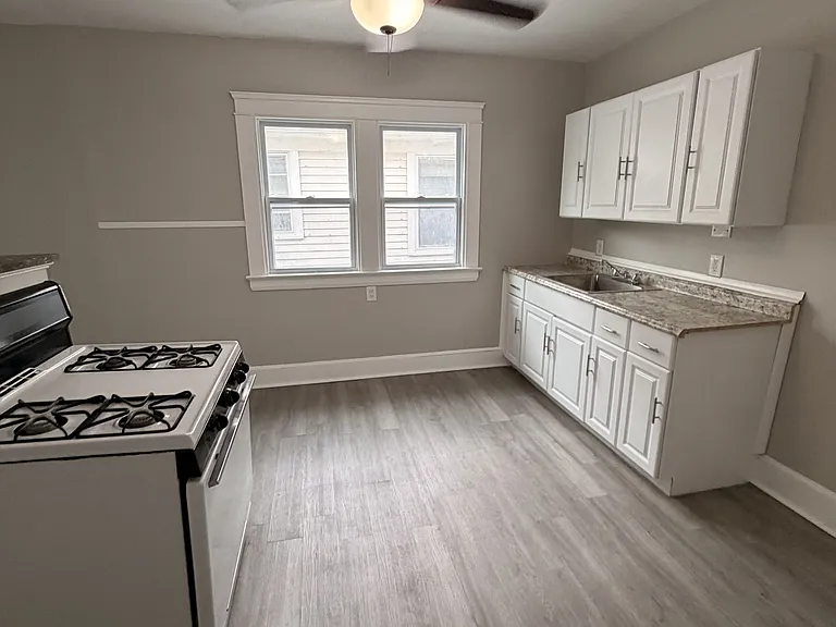 15619 School Ave — Photo 2