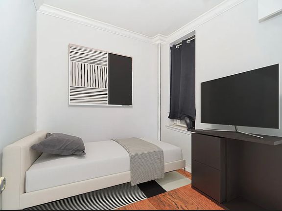 3rd image of 362 W 36th St APT 1F