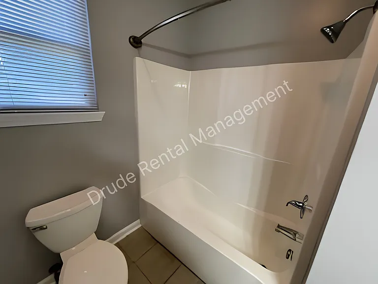 809 E Thomas St — Photo 9