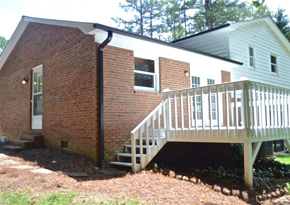 1st image of 572 Oakwood Cres