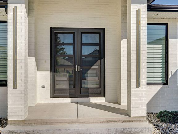 4th image of 208 N Glengary Drive