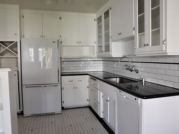 3rd image of 1234 Havenhurst Dr APT 13