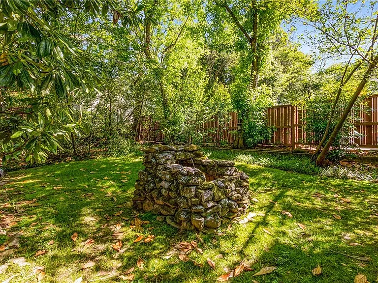 666 Yorkshire Rd NE — Photo 23