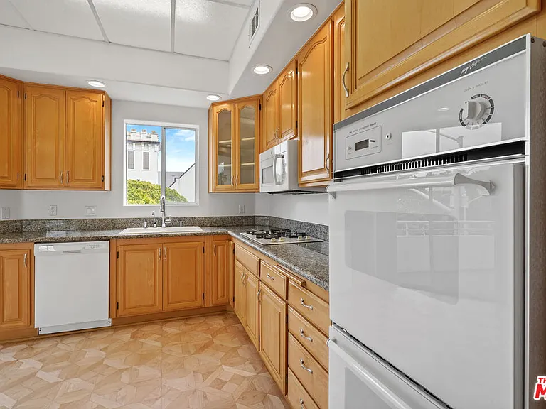 1325 Arizona Ave #201 — Photo 24