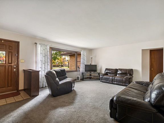 4th image of 654 E 161st Pl