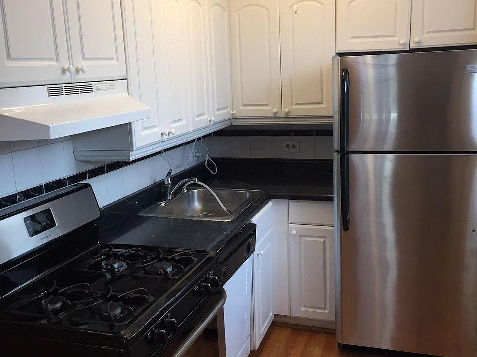 1st image of 2129 N Sheffield Ave APT 2R