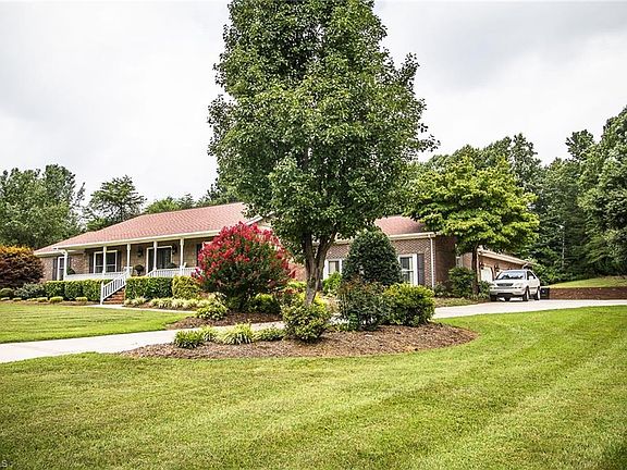 3rd image of 373 Old Farm Rd