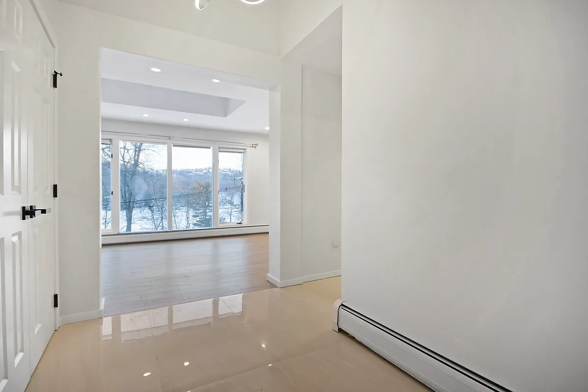 Building Photo - 519 E Shore Trl