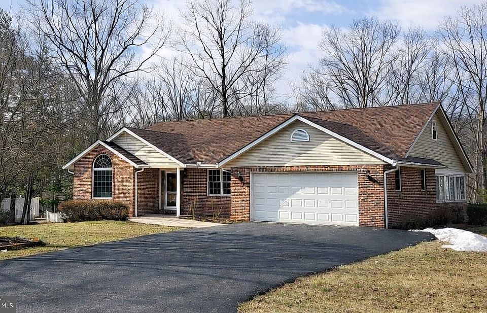 1st image of 102 Spinnaker Ct