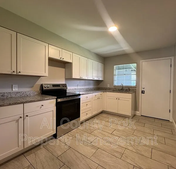 1138 W Sycamore St — Photo 6