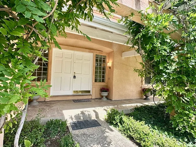 116 Granada Way — Photo 2