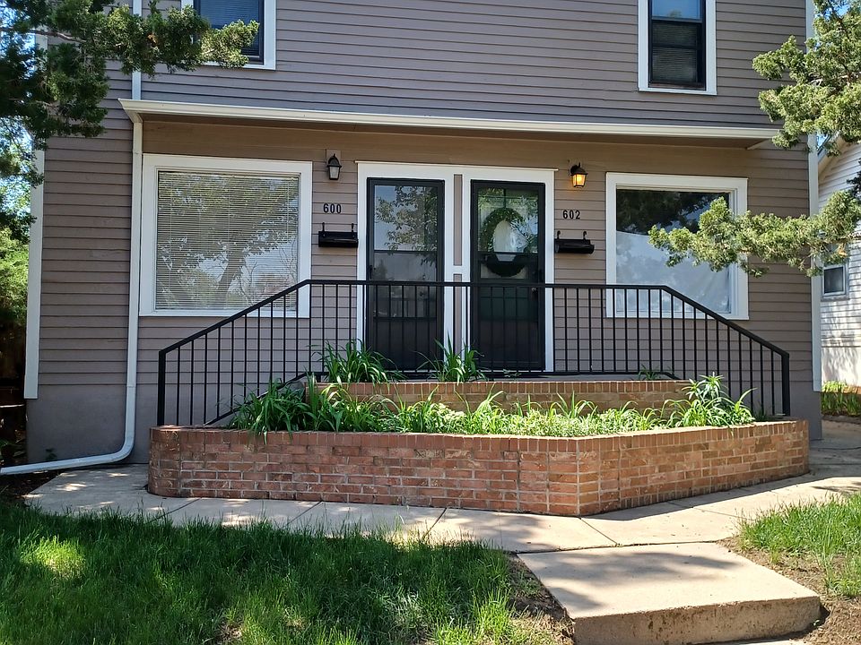 Front of duplex, 600 is on the left.