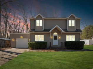 14 Cherokee Trl, Ridge, NY 11961