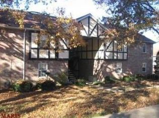 1047 Woodgate Dr, Kirkwood, MO