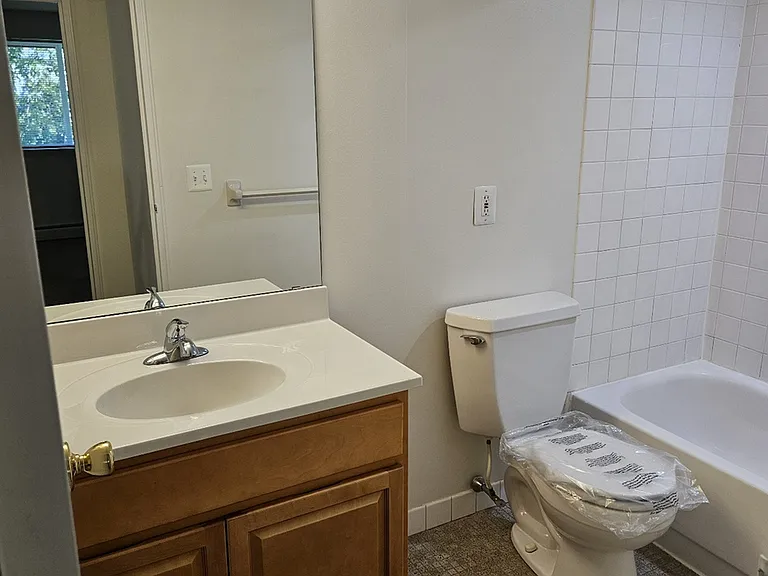 Lake Club Apartments — Photo 47