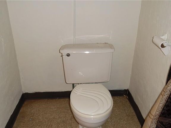 3rd image of 2701 Whitney Ave