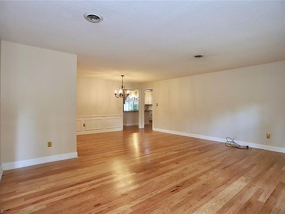 4th image of 836 Greenwood Dr