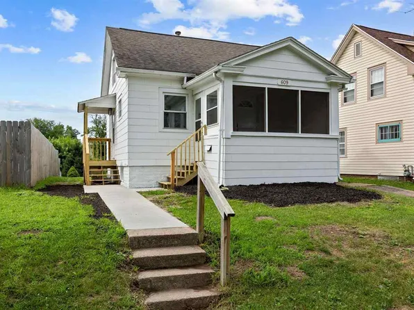 609 34th St NE, Cedar Rapids, IA 52402