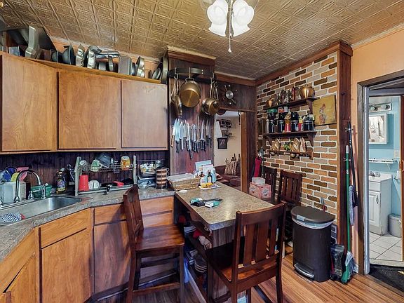 4th image of 1616 Redfern Ave