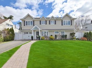 43 Mellow Ln, Westbury, NY 11590