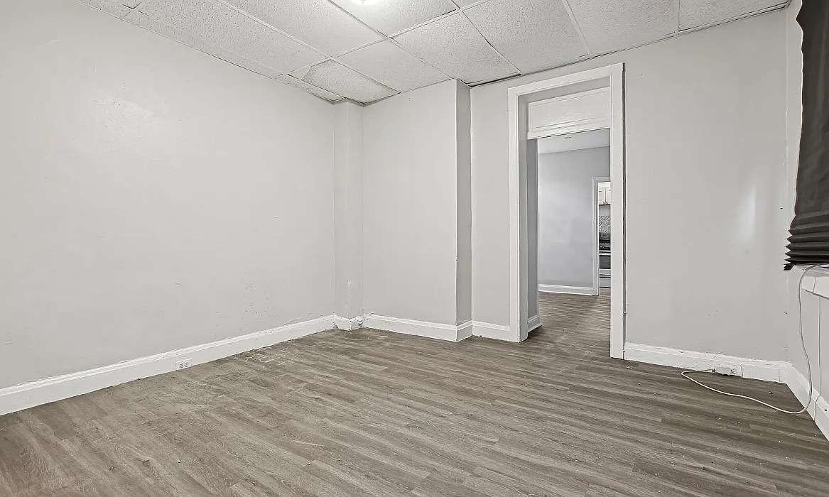255X W Lombard St — Photo 4